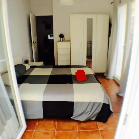 Centro + Wifi+ 2 Camas De Matrimonio +playa Cadix